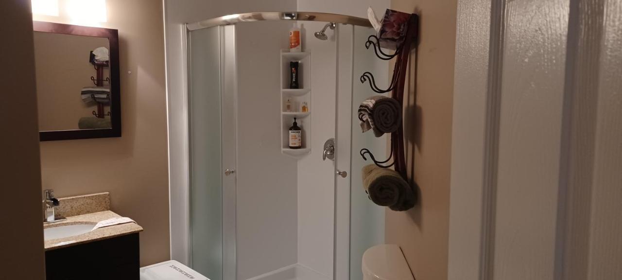 680 Sq Ft Private Space With Ensuite Bathroom YYC Dış mekan fotoğraf